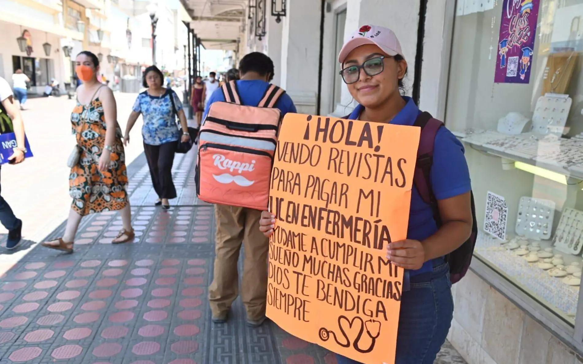 Joven tabasqueña vende revistas en Tampico, busca pagar su carrera en Enfermería Alejandro del Ángel (1)